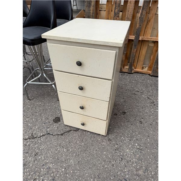 Dresser 18 1/2" x 21 1/2" x 34 1/4" tall