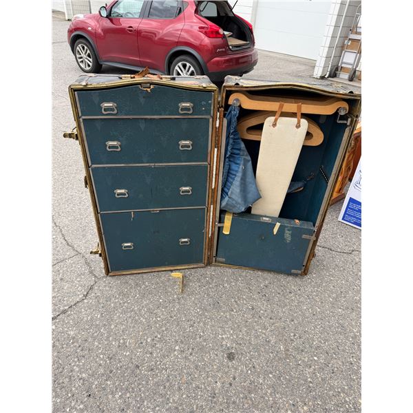 Dresser trunk