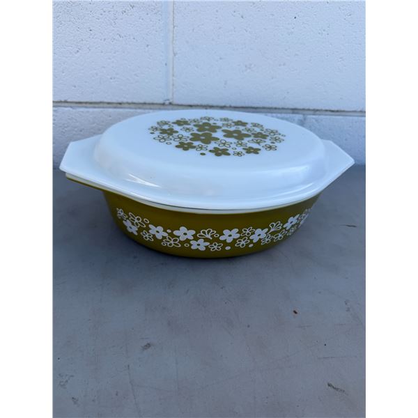 Vintage lidded Pyrex baking dish 2 1/2 quart