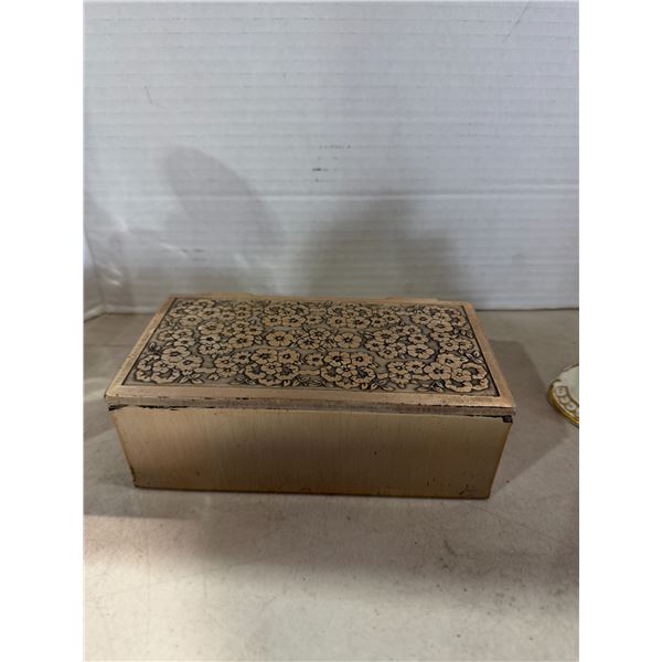 GRAMMES  ALLENTOWN P. A. Lined cigar box.