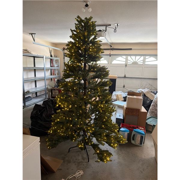 Christmas tree 7.5 ft pre lit