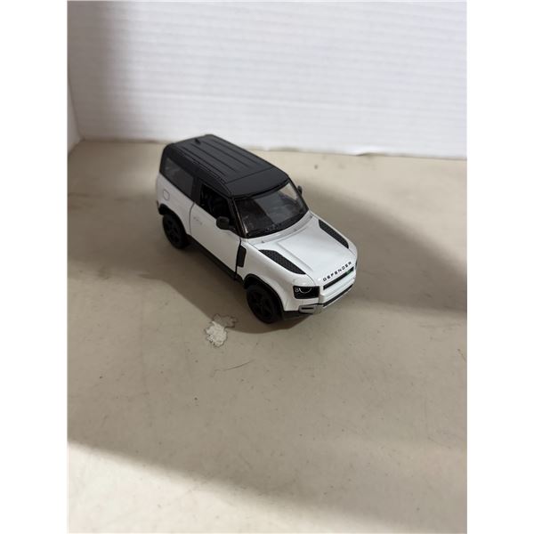 Land Rover defender 91/36 scale pull back vehicle