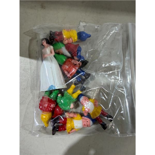 Snow White and the seven dwarfs cale toppers?