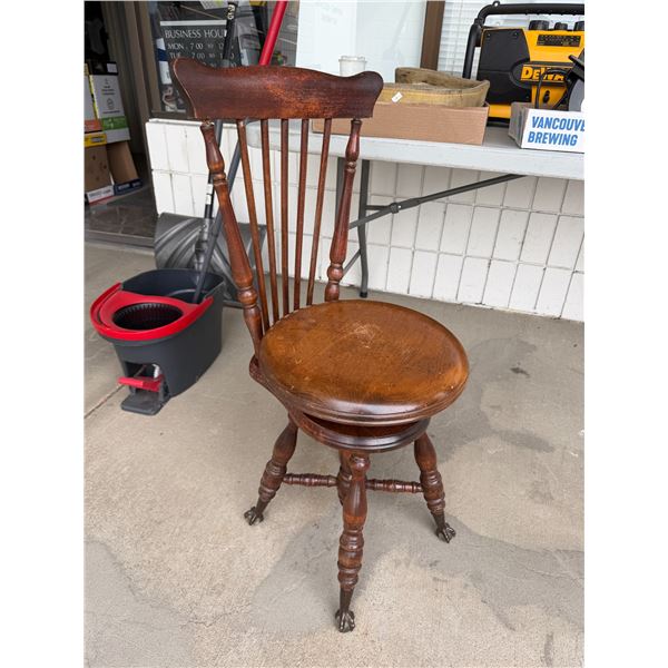 Clawfoot with Glass Piano Stool meeting to Chair