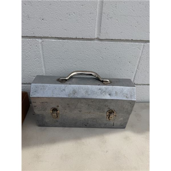 Vintage lunchbox Withe thermos