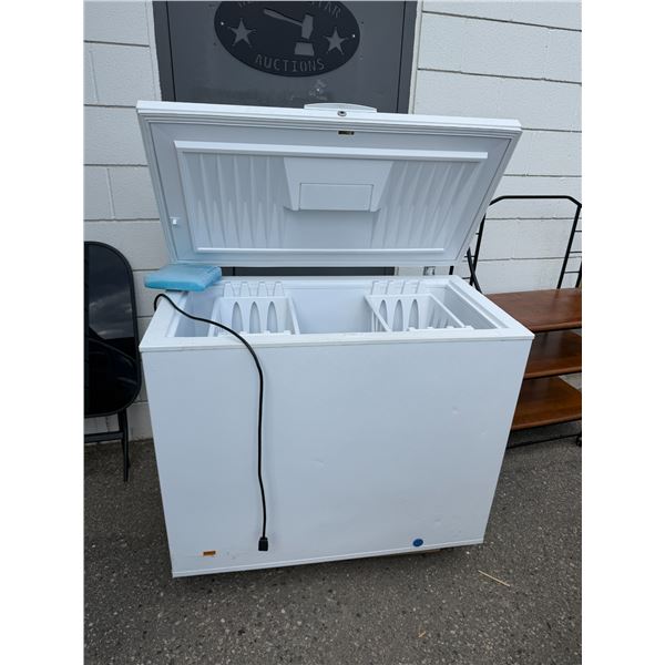 Frigidaire deep freeze with key