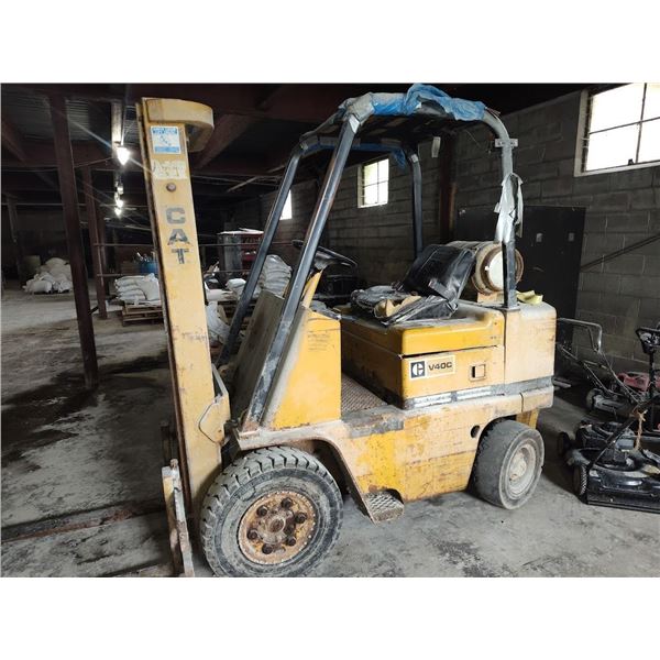 CAT 420 V40C FORKLIFT : RUNS/ LIFTS : NO LEAKS