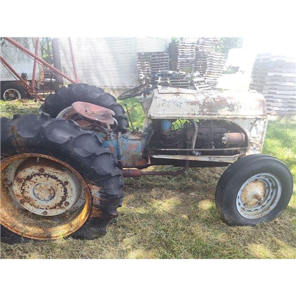 9N FORD TRACTOR /RUNS/ DRIVES