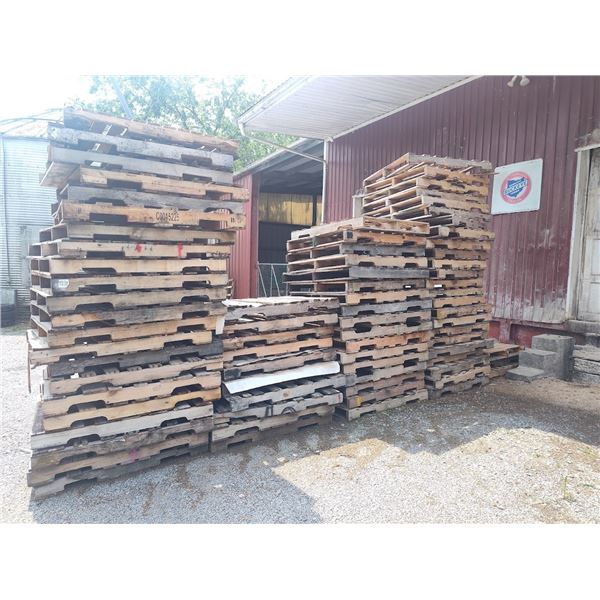 STANDARD SIZE WOOD PALLETS