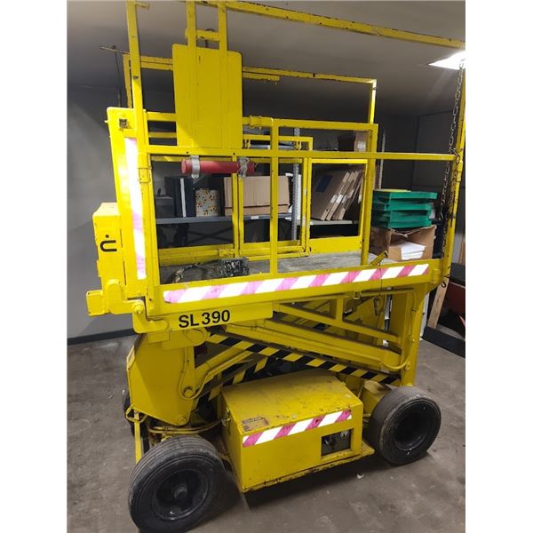 CLARK PLATFORM MAN  LIFT / GOOD CONDTION