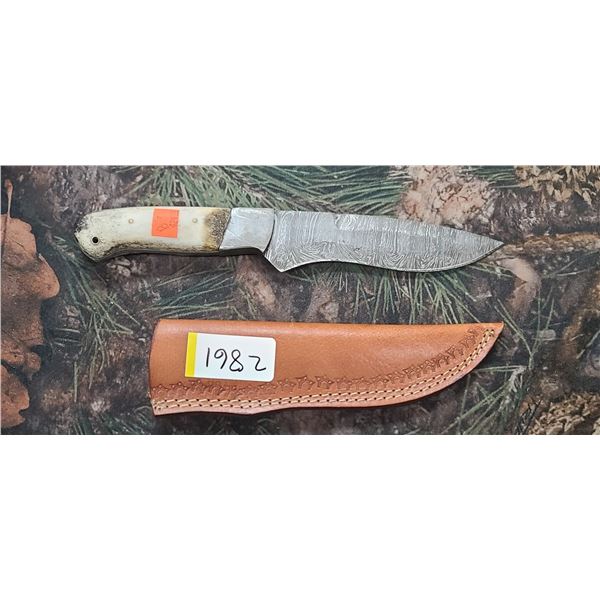 BLADE AND BONE WITH STACKED / ROLLED BLADE PATTERN 1-.5" TOTAL LENGTH, BONE HANDLES, COMES WITH LEAT