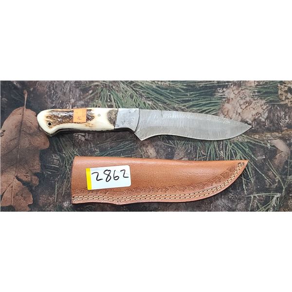 BLADE AND BONE WITH STACKED / ROLLED BLADE PATTERN 1-.5" TOTAL LENGTH, BONE HANDLES, COMES WITH LEAT