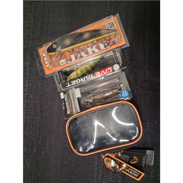 SAVAGE GEAR WATER RESISTANT CASE FOR YOUR LURES COMES WITH 3 FISHING LURES