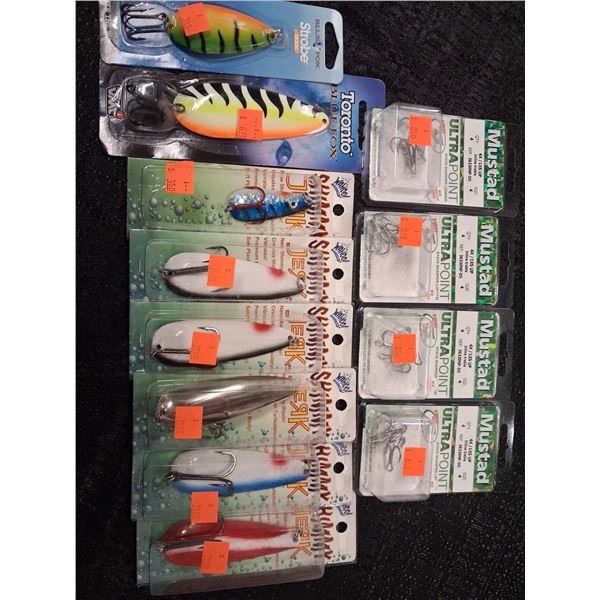 LOT OF ASSORTED SHIMMY JERK LURES & MUSTAD TREBLE HOOKS SIZE 4