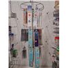Image 5 : WHOLE SPIN RACK-INCLUDEDS THE RACK-VARIOUS SIZES OF SNELLED HOOKS, STINGER SNELLS & BAITING NEEDLES