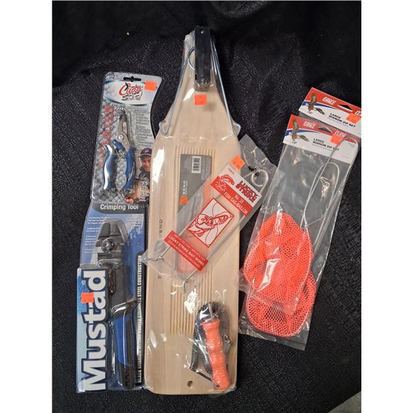 MUSTAD CRIMP TOOL, CUDA PLIERS, BOARD, DIP NETS, SPREADER 6 CNT