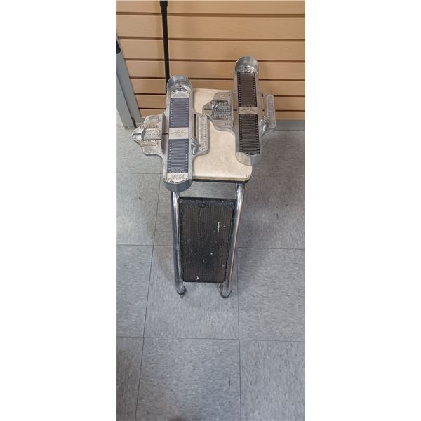SHOE STOOL & 2 BRANNOCK LADIES & MEN'S SHOE SIZE MEASURING DEVICE