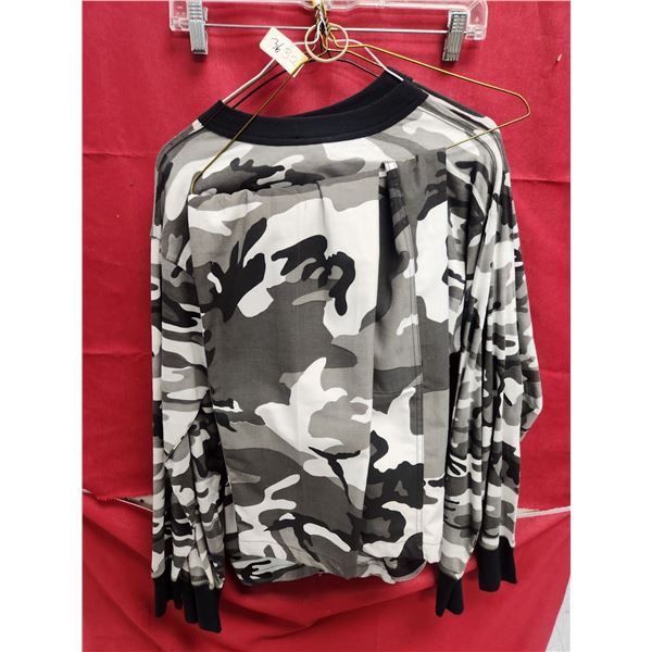 3 MED. SNOW CAMMO T-SHRITS + 1 PANTS LOOKS LIKE SIZE MED??
