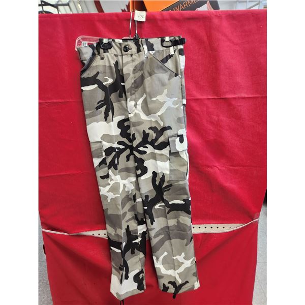 5 LADIES SIZE 16 SNOW CAMO PANTS