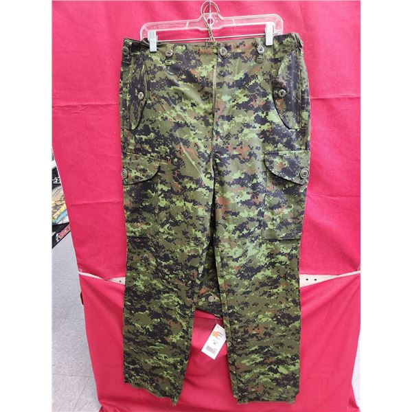 2 SIZE 34 DIGITAL CAMO PANTS