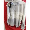 Image 2 : 2 UNDER ARMOUR MEDIUM HOODIE AND SHIRT