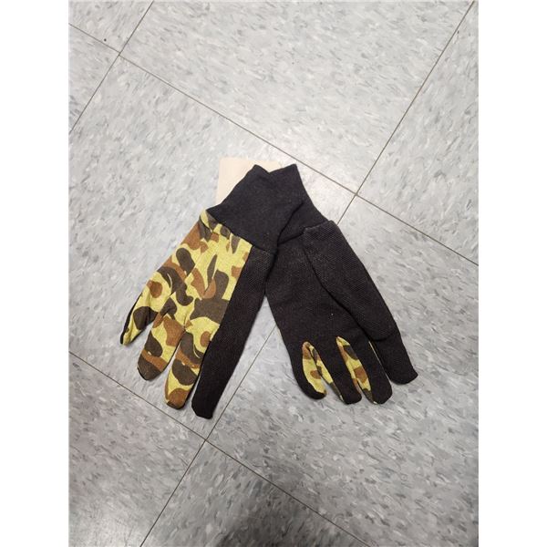 APPX 40 PAIRS OF LIGHT HUNTING GLOVES