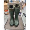Image 1 : 2 TRIDENT EVA LIGHT WEIGHT BOOTS SIZE 46, 1 GREEN, 1 BLACK C/W LINERS