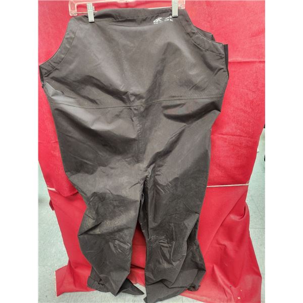 GAGE 3XL. RAIN BIB