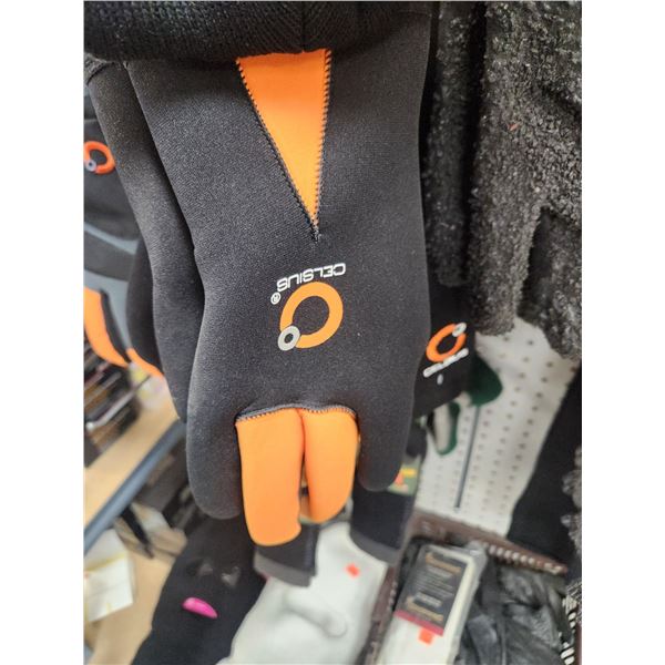5 PAIR OF CELSIUS NEOPREME GLOVES & HAT COMBO LG
