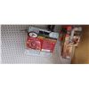 Image 1 : 2 HI MOUNTAIN JERK CUTTING BOARD, 2 MARINADE INJECTOR