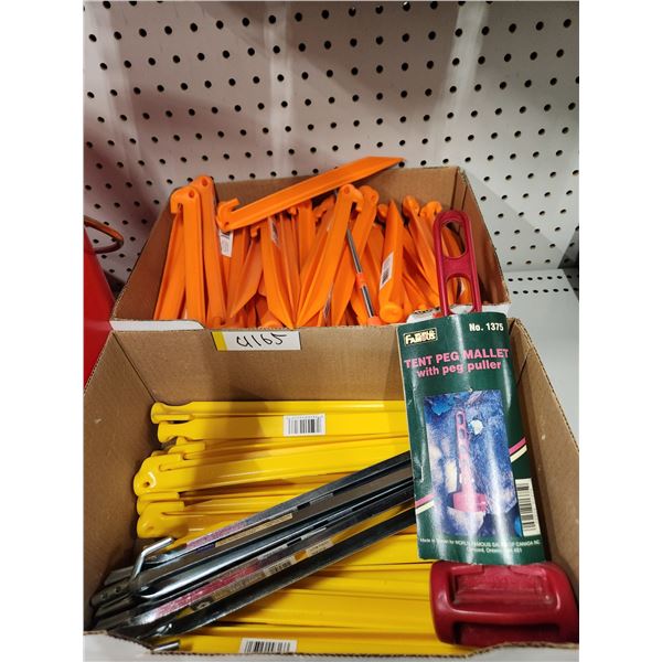 LARGE QTY. OF ORANGE & YELLOW PLASTIC TENT PEGS, 5-METAL PEGS + TENT PEGS MALLET & BUCKET