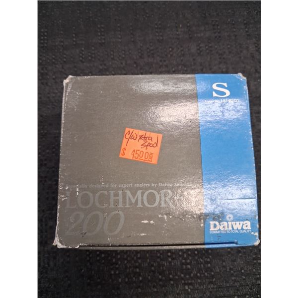 DAIWA LOCHMOR - 5200 WITH EXTRA SPOOL MULTI WT. CAPACITY