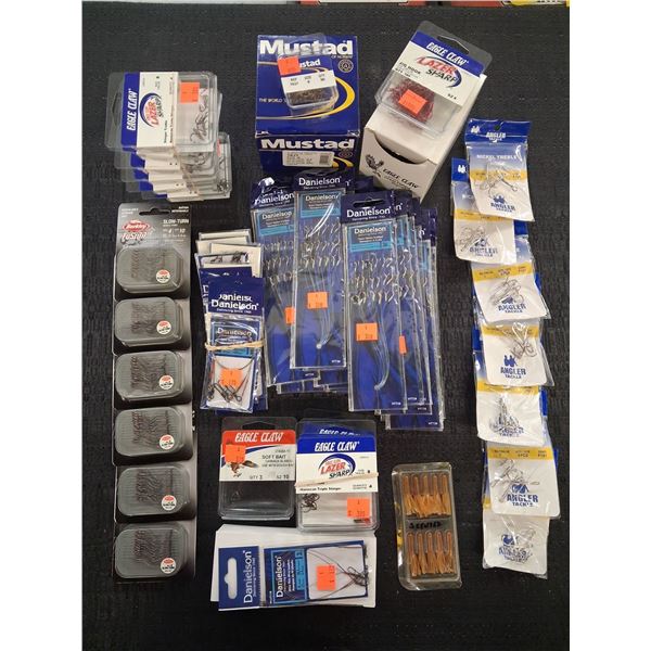 MUSTAD SIZE 8 HOOKS, TREBLE HOOKS, JIG HOOKS, SNELLED HOOKS - 28 ITEMS