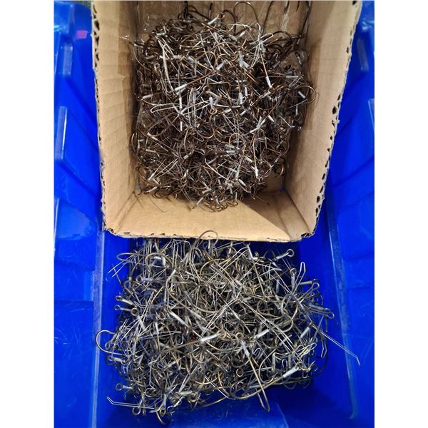 LARGE LOT OF WEEDLESS HOOKS