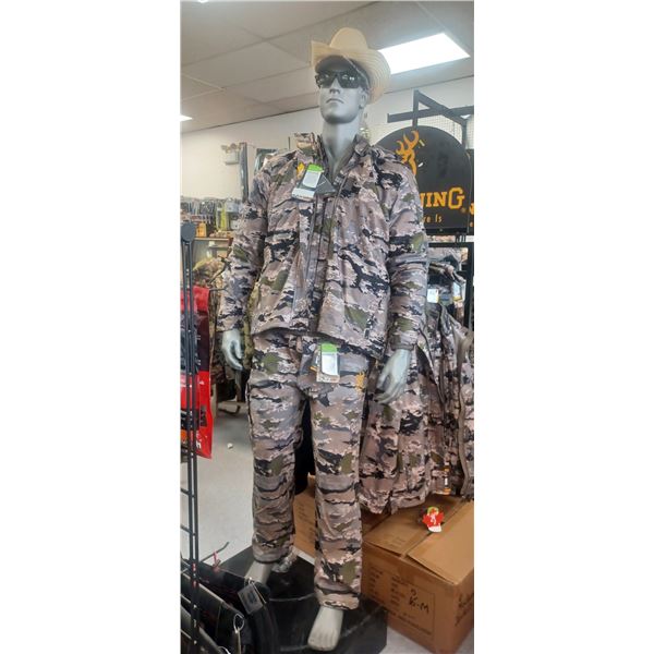 ADULT UNDER ARMOUR MALE MANNEQUIN ON STAND NO CONTENT