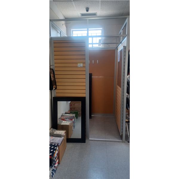 5 FT X 5 FT SLAT WALL CHANGE ROOM C/W DOOR AND MIRRORS