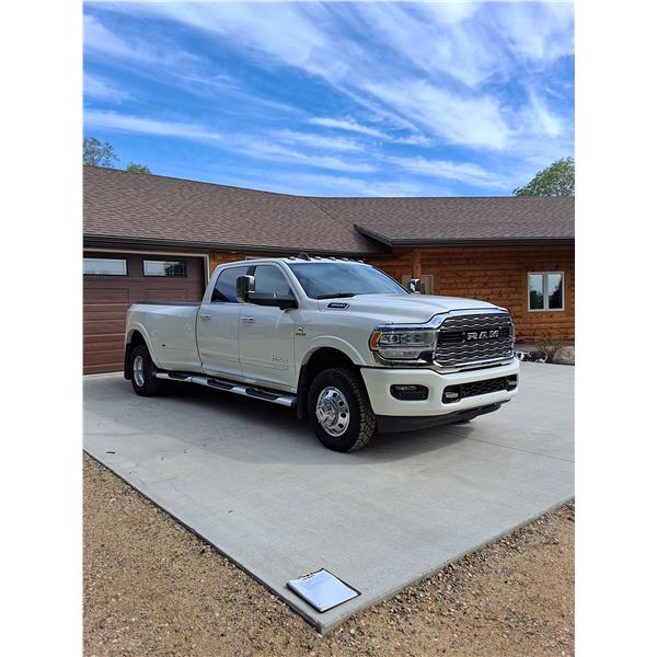 2019 Dodge Ram 3500HD Limited Extended Cab Diesel Dually Truck, only 33,588km