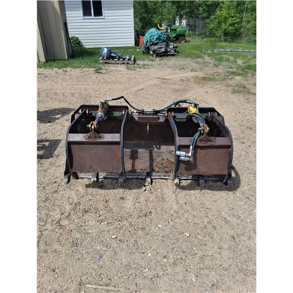 67" Tooth Bucket with Grapple