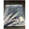Image 4 : Amazon Basics Microfiber Towel Black/Blue