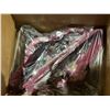 Image 4 : AmazonBasics Velvet Hangers, 100-Pack
