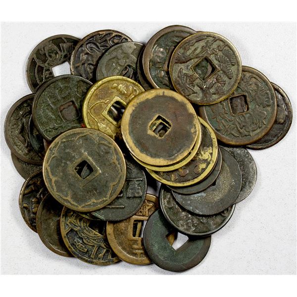 JAPAN: LOT of 33 charms