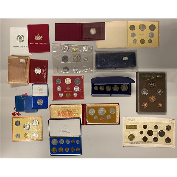 WORLDWIDE: LOT of 17 items