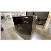Image 5 : 6 PCS. OF ASSORTED OFFICE FURNITURE - 2 DESKS AND 4 SHELVING UNITS