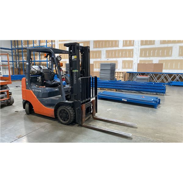 TOYOTA 8FGCU25 SIT DOWN COUNTERBALANCE, PROPANE FORKLIFT, 48" STANDARD FORKS, SER #40740,
