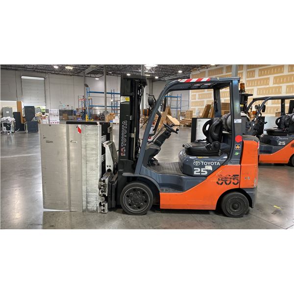 TOYOTA 8FGCU25 SIT DOWN COUNTERBALANCE, PROPANE FORKLIFT, 48" STANDARD FORKS, SER #40736,