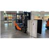 Image 3 : 2014 TOYOTA 8FGCU25 SIT DOWN COUNTERBALANCE, PROPANE, 10 CLAMP FORKLIFT, SERIAL #45158,