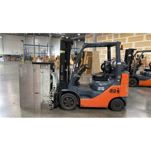 2013 TOYOTA 8FGCU25 SIT DOWN COUNTERBALANCE, PROPANE, 10 CLAMP FORKLIFT, SERIAL #39755,
