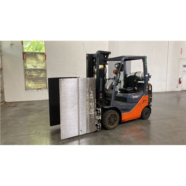 TOYOTA 8FGCU25 SIT DOWN COUNTERBALANCE, PROPANE, 10 CLAMP FORKLIFT, SERIAL #18501,