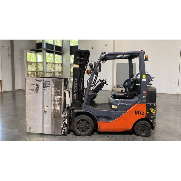 2013 TOYOTA 8FGCU25 SIT DOWN COUNTERBALANCE PROPANE, 10 CLAMP FORKLIFT, SERIAL #18503,
