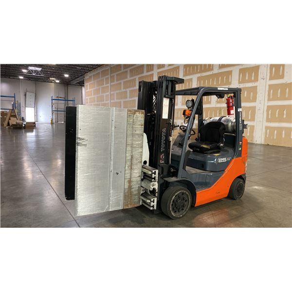 2006 TOYOTA 8FGCU25 SIT DOWN COUNTERBALANCE, PROPANE, 10 CLAMP FORKLIFT, SERIAL #92848